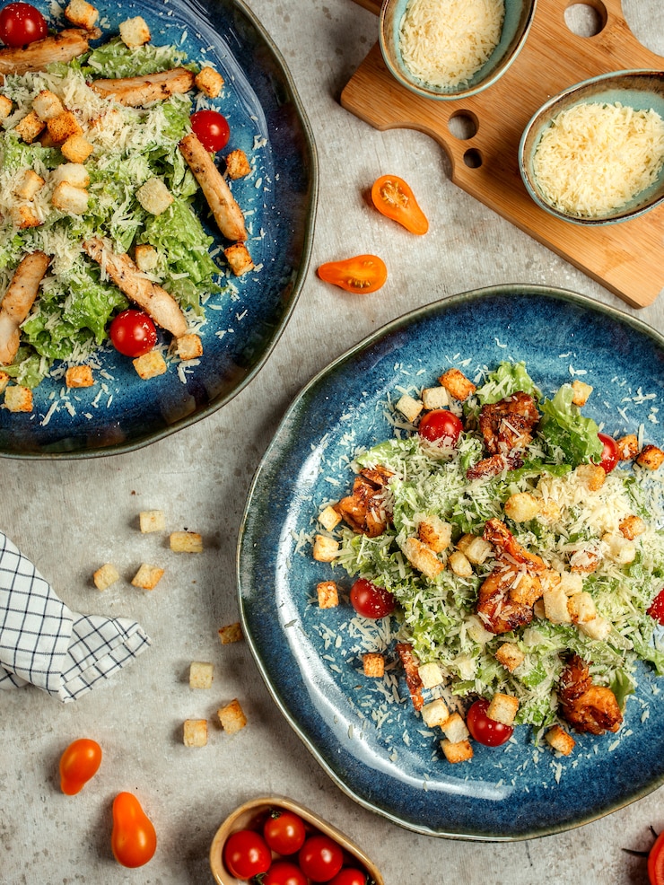 Foto gratuito insalata di verdure miste con pollo e cracker