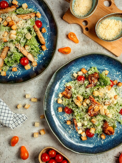 Insalata di verdure miste con pollo e cracker