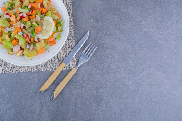 Insalata di verdure miste di stagione al piatto