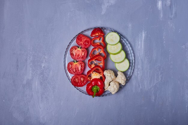 Insalata di verdure sull'azzurro