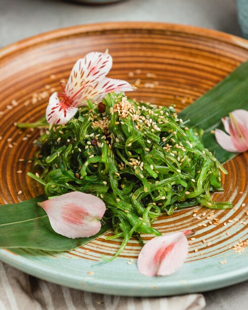 Insalata di verdure tradizionale alle alghe