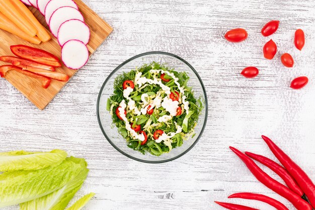 Insalata di verdure verde in lastra di vetro sulla vista del piano d'appoggio