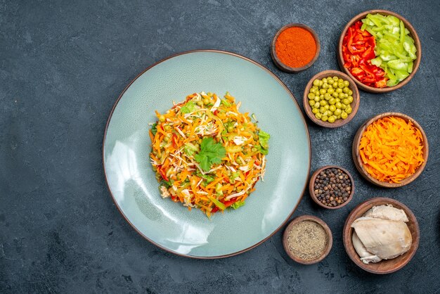 Insalata di verdure vista dall'alto con ingredienti diversi su cibo maturo insalata scura