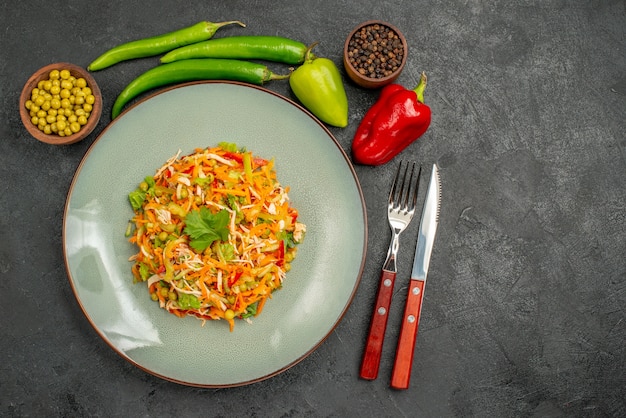 Insalata di verdure vista dall'alto con peperoni sulla dieta alimentare dell'insalata di salute grigia