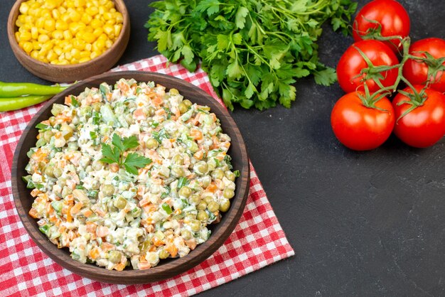 Insalata di verdure vista dall'alto con verdure fresche e verdure su sfondo scuro insalata salute pasto maturo colori vacanza carne