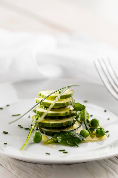 Insalata di vista frontale di cetrioli su un piatto bianco