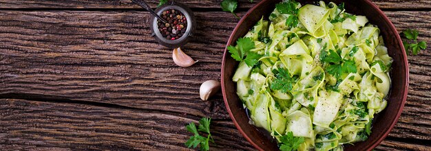 Insalata di zucchine marinate alle spezie