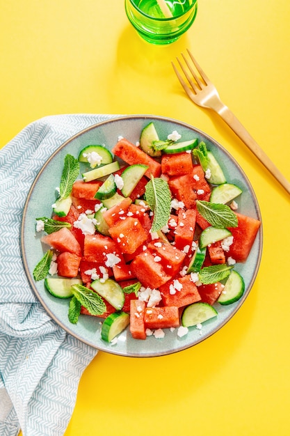 Insalata estiva con anguria e cetrioli