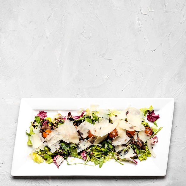 Insalata fresca con formaggio copia spazio