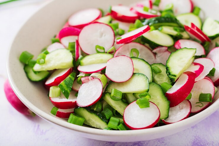 Foto gratuito insalata fresca di cetrioli, ravanelli e cipolla verde.