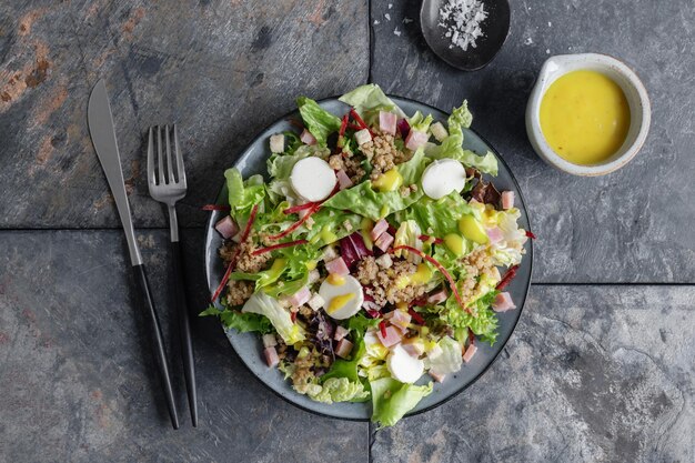 Insalata fresca saporita con formaggio di capra e bulgur sul piatto Vista dall'alto