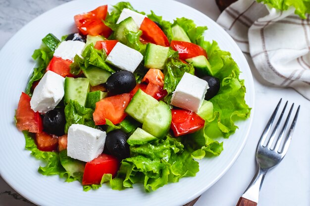 Insalata greca vista dall'alto su lattuga con olive nere