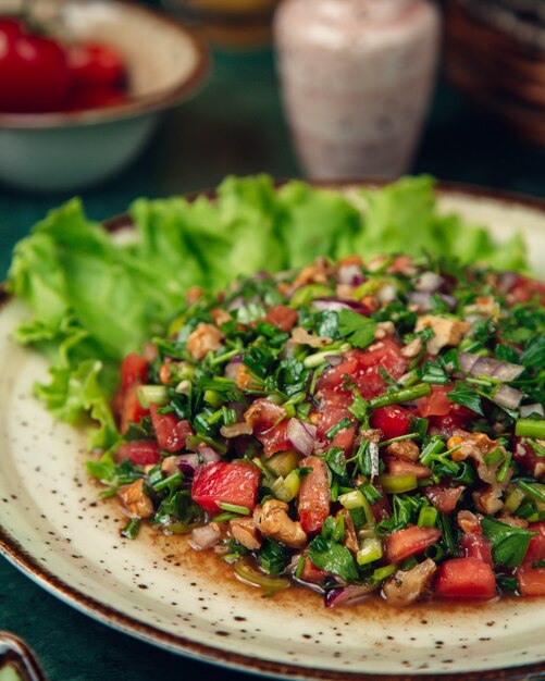 insalata mista con verdure e vegetazione