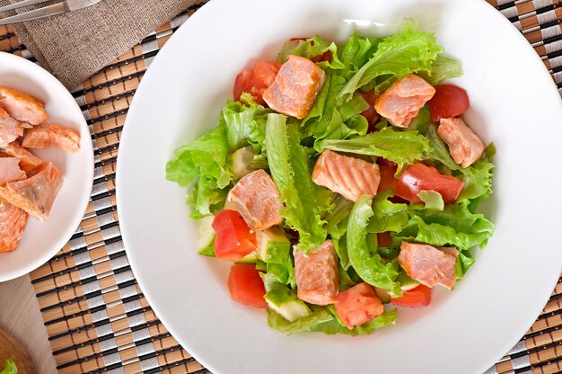 Insalata mista di verdure fresche con pezzi di salmone