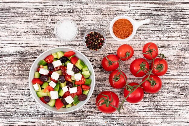 insalata mista di verdure in ciotola bianca formaggio cetriolo pomodoro oliva