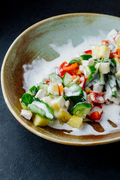 Insalata mista preparata con verdure e salsa