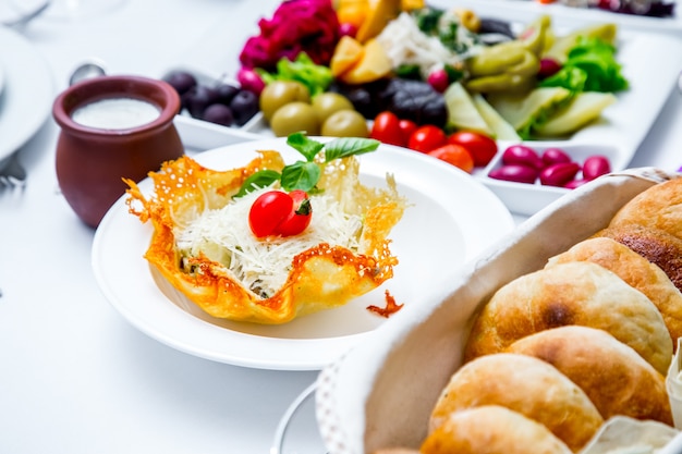 Insalata nel pomodoro del pane del cracker sulla vista laterale superiore