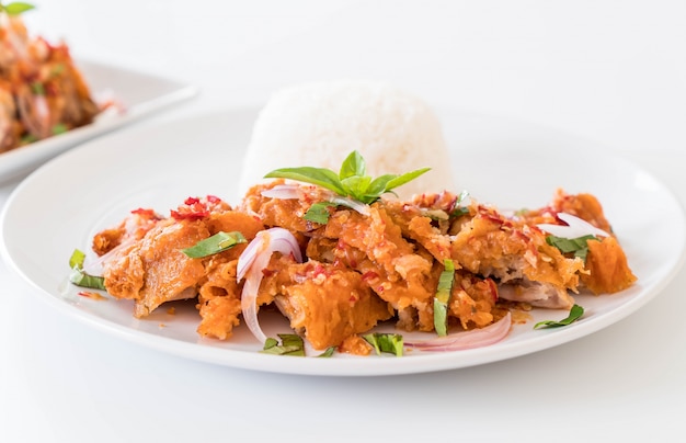 Insalata piccante con pollo fritto