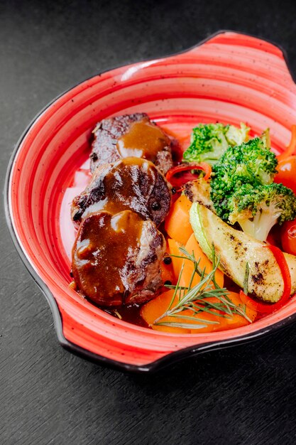 Insalata preparata con carne grigliata di verdure e salsa