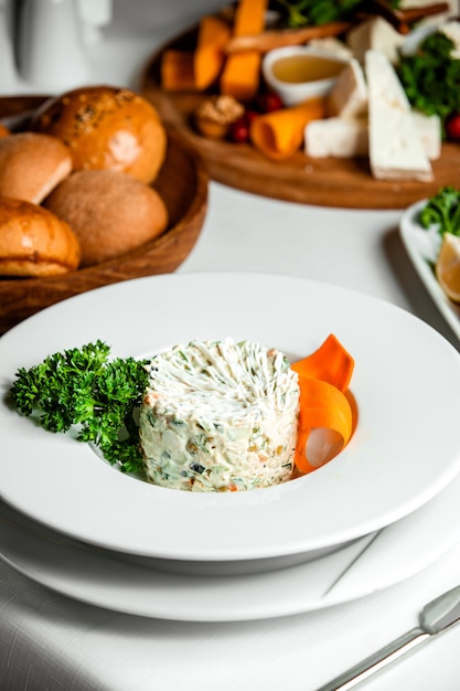 Insalata russa con cesto di pane