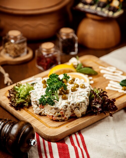 Insalata russa con fagioli in cima