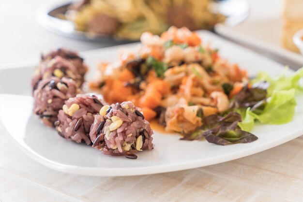 Insalata vegana piccante con bacche appiccicose e riso di grano