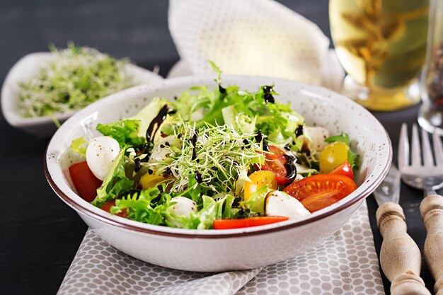 Insalata vegetariana con pomodorini, mozzarella e lattuga.