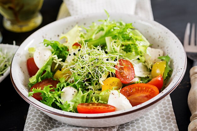 Insalata vegetariana con pomodorini, mozzarella e lattuga.