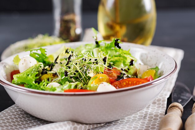 Insalata vegetariana con pomodorini, mozzarella e lattuga.