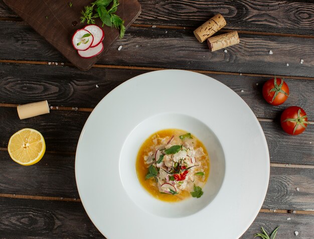 Insalata verde al limone con pomodoro e crema di formaggio bianco.