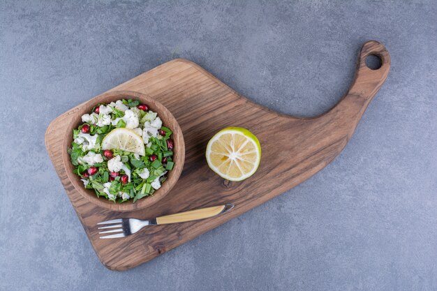 Insalata verde con cavolfiori e semi di melograno