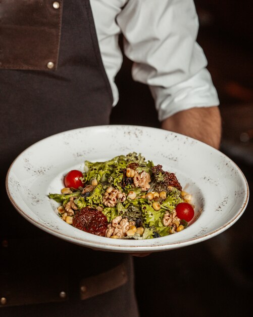 Insalata verde con lattuga mais pomodoro ciliegia e noci