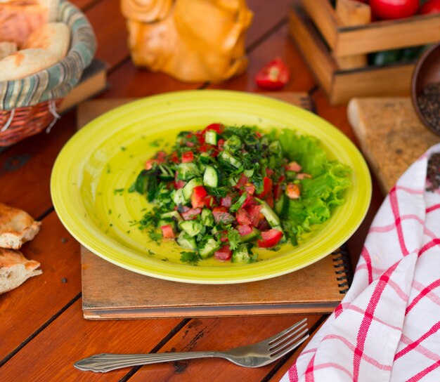 Insalata verde di verdure, salati di choban in piatto verde.