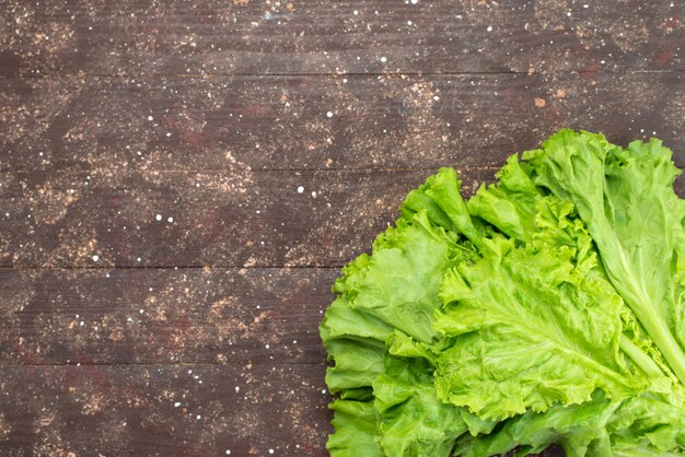 Insalata verde fresca di vista superiore su marrone