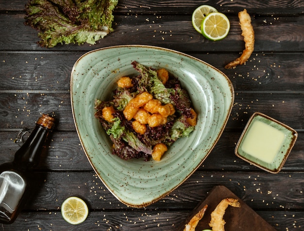 Insalata verde in salsa con crutones