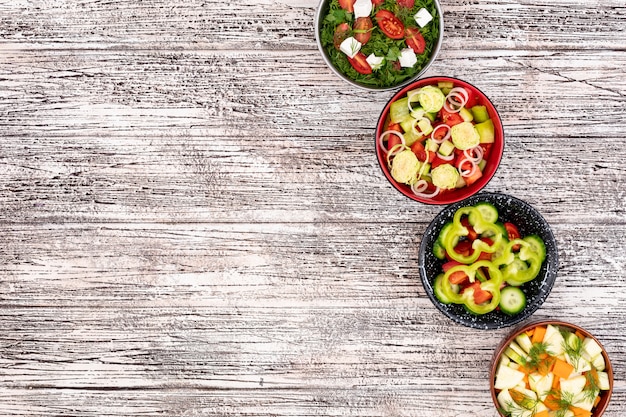 insalate di verdure con copia spazio sul tavolo di legno bianco a sinistra