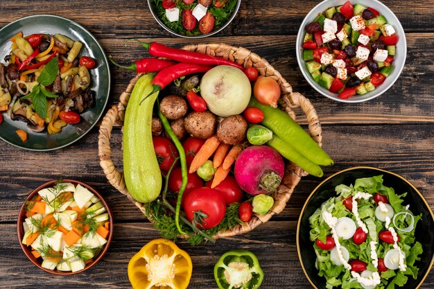 Insalate di verdure sul concetto di legno di vista del piano d'appoggio