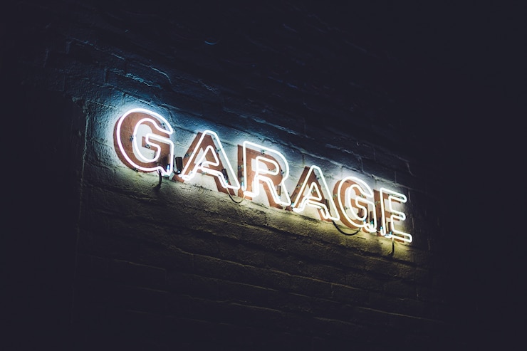Foto gratuito insegna al neon bianca "garage"