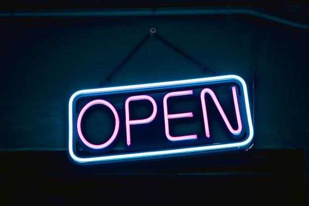 Insegna aperta al neon per bar e ristoranti