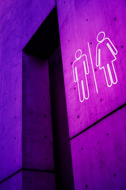 Insegna del bagno con luce al neon di notte