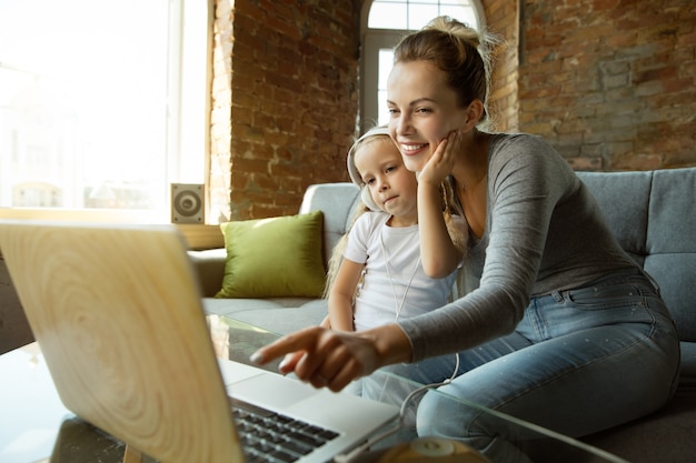 Insegnante caucasico femminile e bambina, o mamma e figlia. Istruzione domiciliare