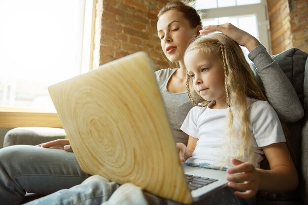 Insegnante caucasico femminile e bambina, o mamma e figlia. Istruzione domiciliare