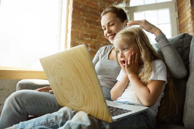 Insegnante caucasico femminile e bambina, o mamma e figlia. Istruzione domiciliare