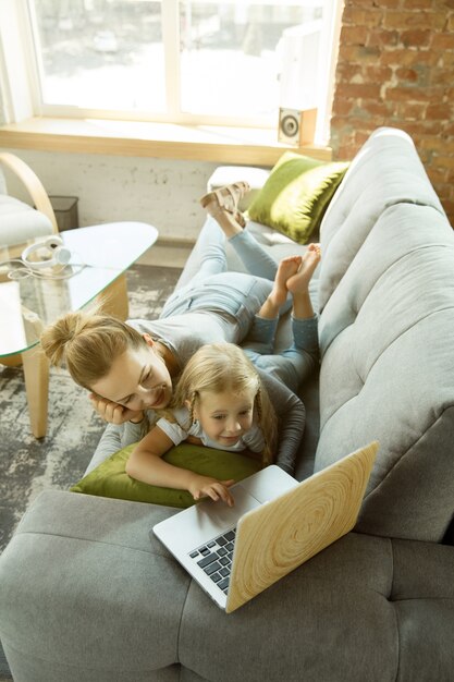 Insegnante caucasico femminile e bambina, o mamma e figlia. Istruzione domiciliare