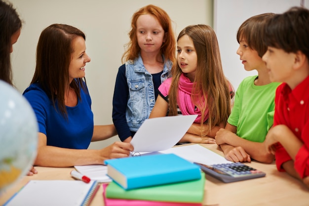 Insegnante che pone alcune domande agli studenti