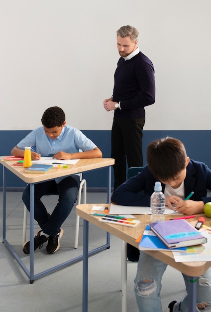 Insegnante che tiene lezione di inglese