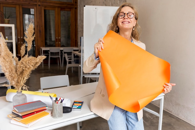 Insegnante con lavagna a fogli mobili in classe