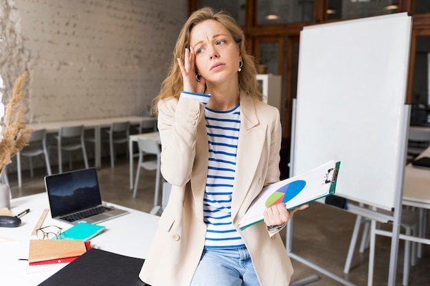 Insegnante di alto angolo in classe con appunti