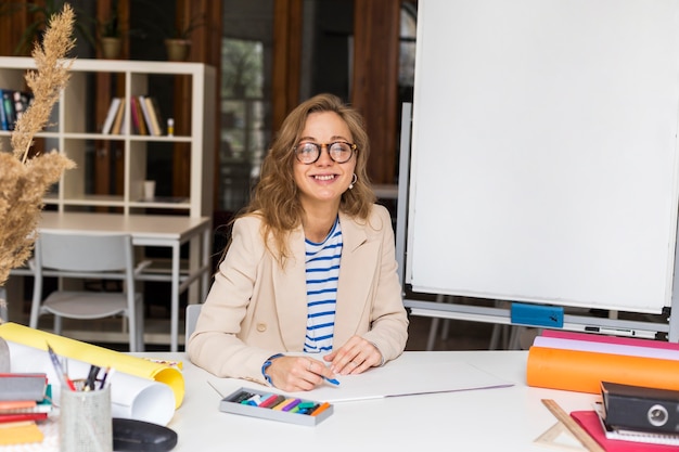 Insegnante di disegno in classe