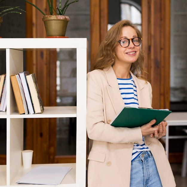 Insegnante di donna con il taccuino in classe